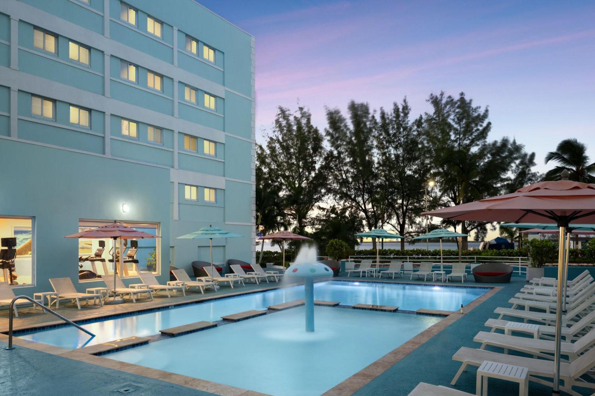 Courtyard By Marriott Nassau Downtown/Junkanoo Beach Hotel Exterior foto